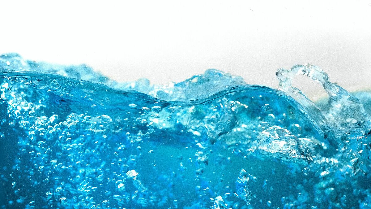 Im Sommer müssen wir mehr trinken. Doch wo finden Menschen mit wenig Geld kostenlose Trinkwasserbrunnen? Der Mitternachtsbus verteilt Karten. Auf seinen Touren gibt er zudem Wasser an Bedürftige aus. 