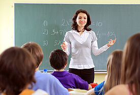 Lehrerin mit Schülern (Symbolbild)