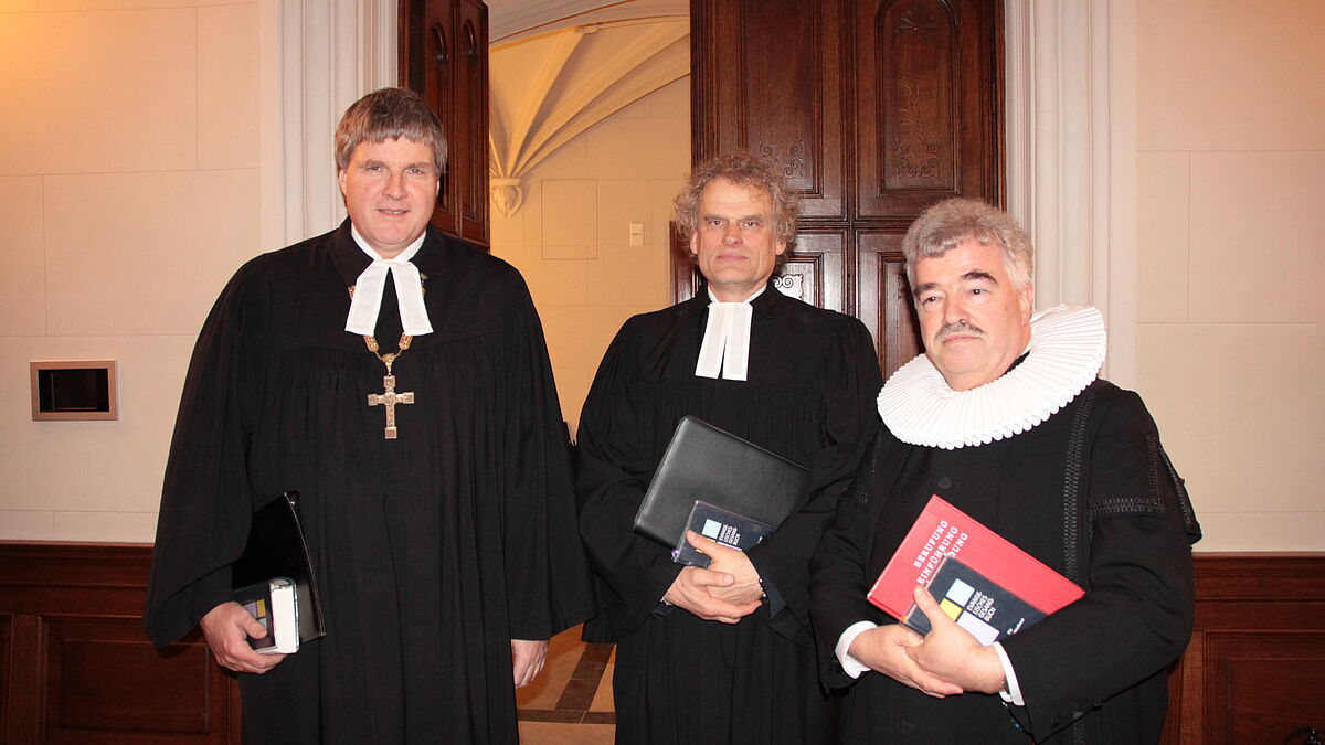 Bischof Dr. Andreas v.Maltzahn (l.) und Pastor Sebastian Bork (r.) entpflichteten Pfarrer Andreas Schorlemmer von seinem Dienst als Polizei- und Notfallseelsorger in MV