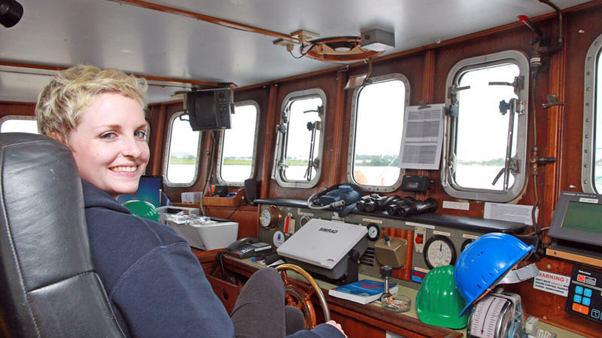 Am Donnerstagmorgen (30.06.16) ist die "Iuventa" ins Mittelmeer ausgelaufen, um schiffbruechige Fluechtlinge zu retten. Lena Waldhoff (24) vom Vorstand des Vereins "Jugend Rettet" sagte am 29.06.16 auf der Bruecke des frueheren Fischtrawlers: "Wenn wir nicht handeln, ertrinken Menschen, weil sich Europa nicht kuemmert." Das Schiff wurde von dem Verein gekauft und auf einer Werft fuer den neuen Zweck umgeruestet. Der erste Monat der Mission ist finanziell gesichert. "Aber dann fehlen noch Geld fuer Treibstoff, Maschinisten und Kapitaene." Siehe epd-Korrespondentenbericht vom 30.06.2016