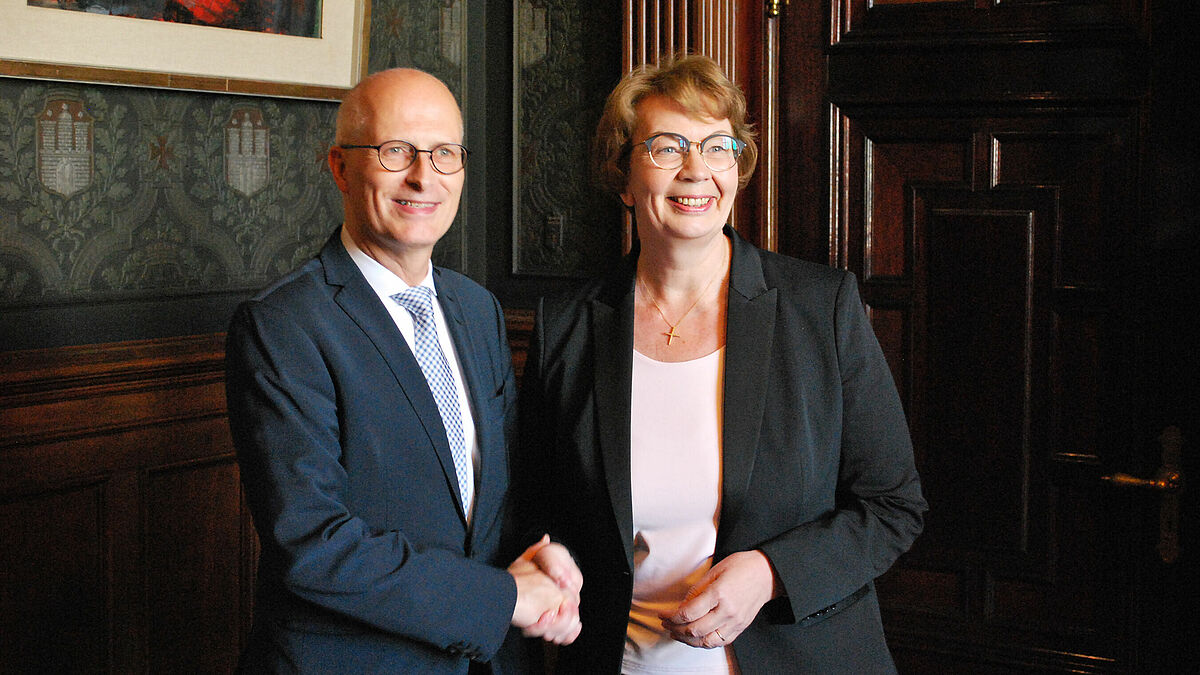 Bürgermeister Peter Tschentscher empfängt die Landesbischöfin Kristina Kühnbaum-Schmidt im Hamburger Rathaus.