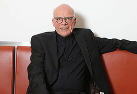 Gerhard Ulrich auf rotem Sofa 