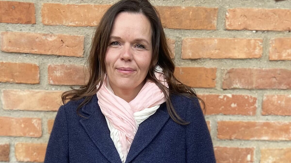 "Ich fühle mich mutig", sagt Anne-Rose Wergin zur Entscheidung für den Quereinstieg ins Pfarramt. Da sie vorher schon mehrere Jahre kirchliche Mitarbeiterin war, kann sie ihr Vikariat parallel zum Theologiestudium absolvieren. Sie gehört zu den ersten Vikarinnen der Nordkirche, denen dies möglich ist. 
