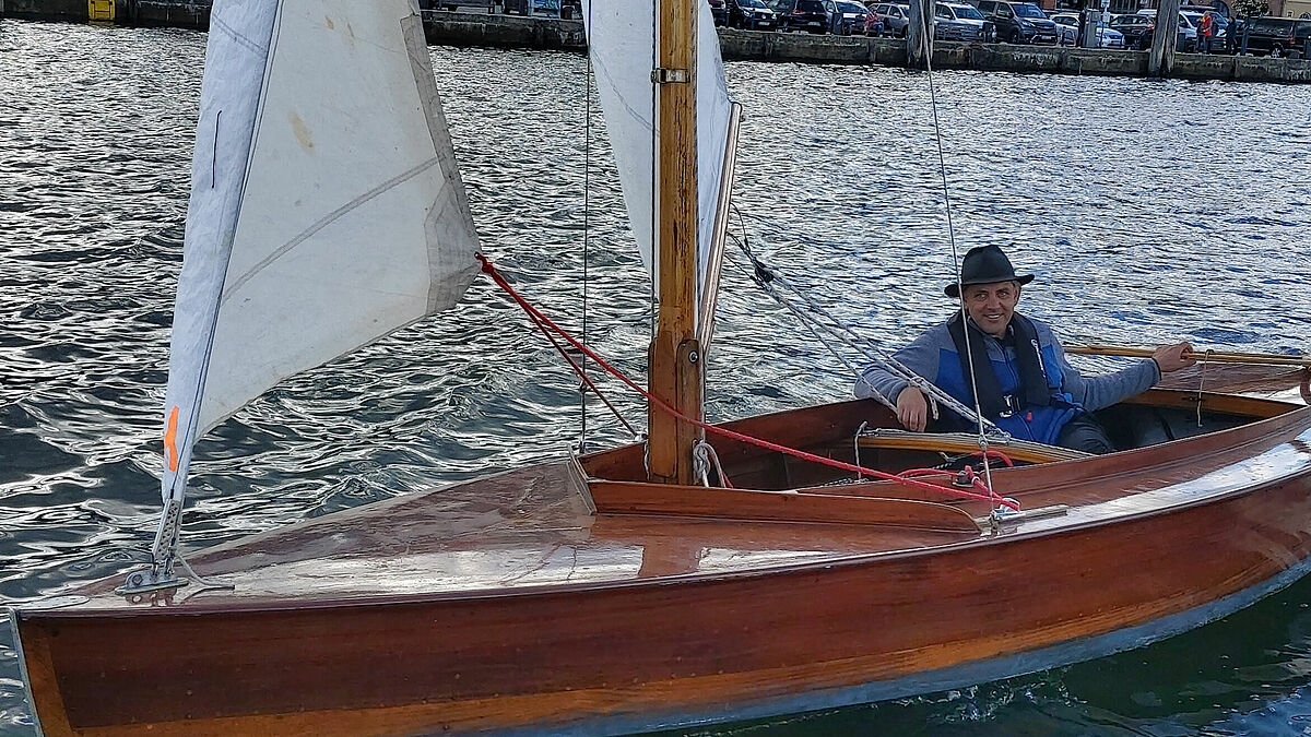 Marcus Friedrich unterwegs mit seinem Boot im Flensburger Hafen.