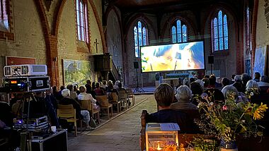 Zur Eröffnung der Spielzeit 2024 wird am 25. Juli ab 20 Uhr in die Kunstkirche Eickelberg bei Bützow eingeladen.