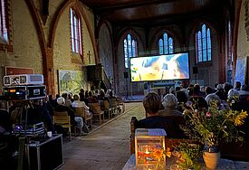 Zur Eröffnung der Spielzeit 2024 wird am 25. Juli ab 20 Uhr in die Kunstkirche Eickelberg bei Bützow eingeladen.