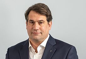 Porträt von Pastor Tobias Woydack im Anzug.