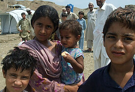Kinder in einem Notlager aus Zelten in Pakistan