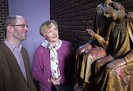 Pastor Tobias Drömann mag es anschaulich. Gemeinsam mit seiner Konfirmandin Sonja Wenzel erkundet er  das Kircheninventar.