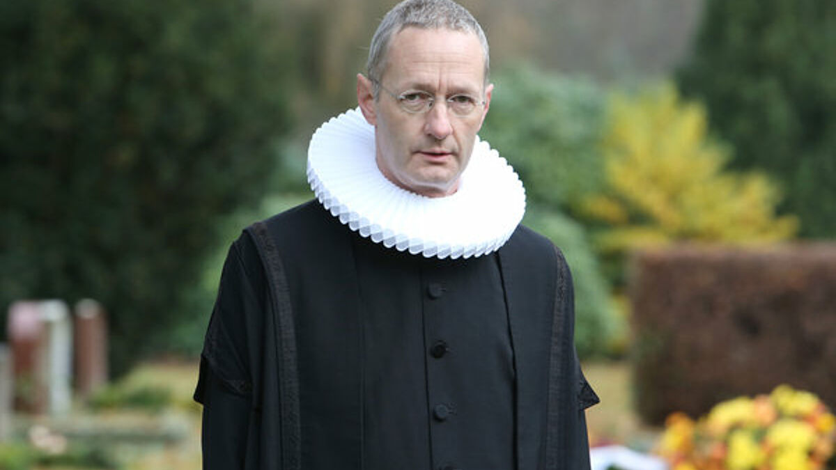 Seit knapp zwölf Jahren ist Olaf Krämer (49) evangelischer Friedhofspastor für Europas größten Friedhof in Hamburg-Ohlsdorf. Rund 4.000 Verstorbene hat er in dieser Zeit bestattet. Ende des Jahres läuft seine Amtszeit aus.