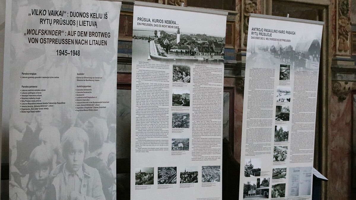 Die Ausstellung stützt sich auf Berichte ehemaliger Wolfskinder und ist bis 10. Juni im Greifswalder Dom St. Nikolai zu sehen