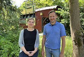 Barbara Bruder und Pastor Björn Begas träumen von einem Bauwagen oder Tinyhaus zum Übernachten im Luthergarten. Den Wagen im Hintergrund können sie leider nicht behalten.