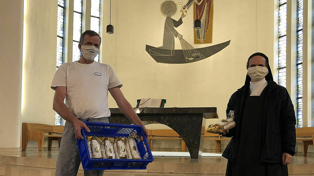 Lagert im katholischen Kloster in Finkenwerder, der Weihnachtsstollen von Bäckermeister Jan Henning Körner (links). Eine kleine Versuchung sei das schon, findet Schwester Maria (rechts) vom Karmeliter-Orden.