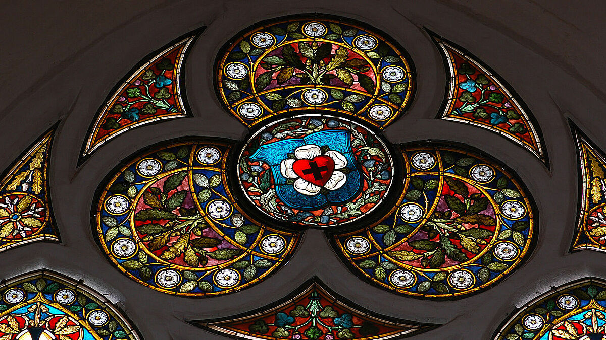 Die Marienkirche in Greifswald hat ein kunstvoll gefertigtes Fenster, in dessen Mitte die sogenannte Lutherrose erstrahlt. Der Theologe Luther verwendete sie als persönliches Siegel für seine Briefe. 