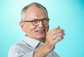 Mit dem Besuch in einem Tagestreff für wohnungslose Frauen hat Diakonie-Präsident Ulrich Lilie (Foto) am Montag (22.08.2022) in Bremen eine Sommerreise zum Thema Einsamkeit begonnen. In Hamburg hat er seine Reise am nächsten Tag fortgesetzt.