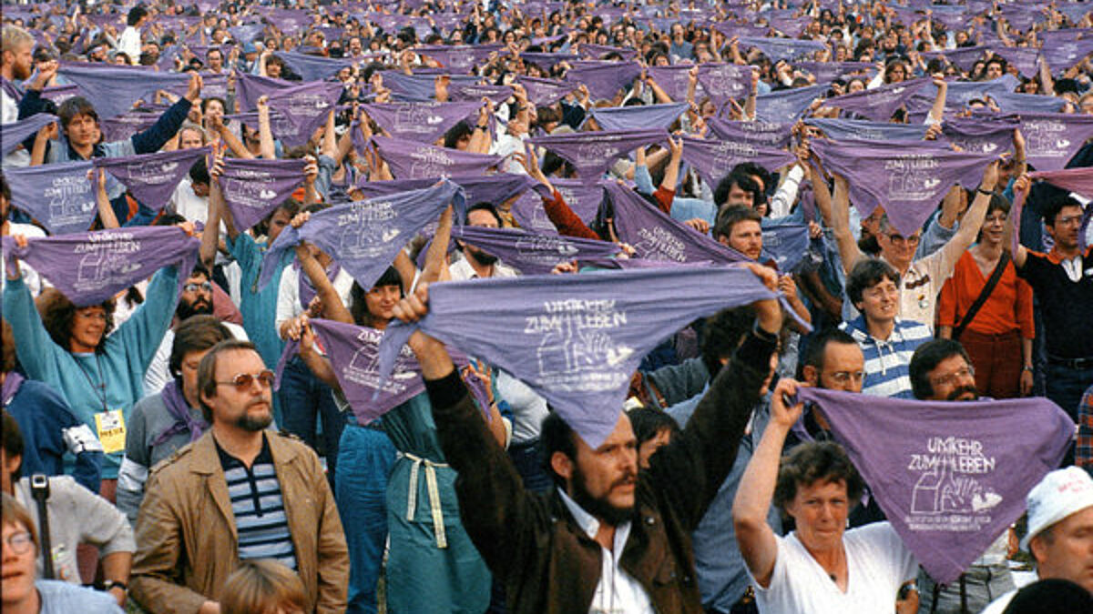 Friedensdemonstration während des 20. Deutschen Evangelischen Kirchentages in Hannover im Juni 1983. Das Thema des Kirchentages lautete "Umkehr zum Leben".