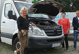 Die Tafel-Mitarbeitenden vor dem Kühlwagen