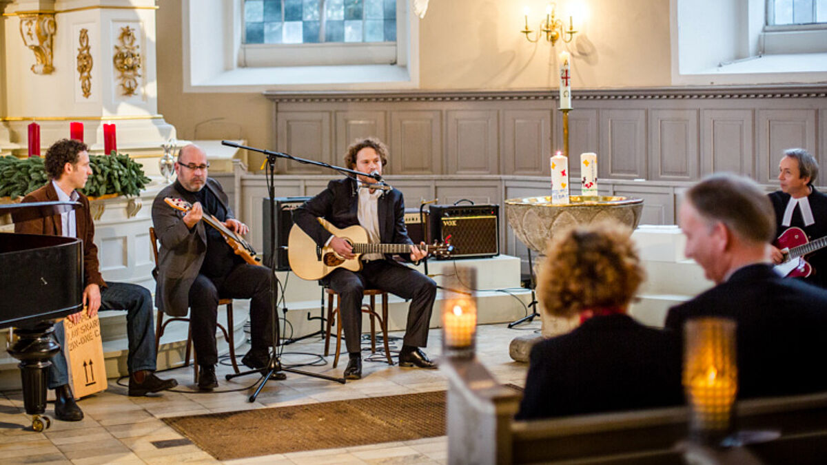 Bei der Taufe seiner Tochter singt Tim Linde (Mitte, an der Gitarre) den Song zum ersten Mal