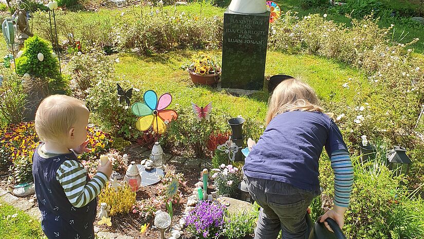 Birlas Geschwister helfen, ihre Grabstelle zu pflegen. Dadurch bleibe Birlas Platz in der Familie fest verankert, sagt Mutter Sonja Fischer-Frost. Geschwister an Birlas Grab