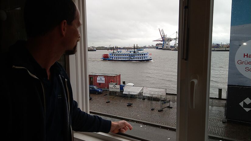 Den Blick auf die Elbe aus dem Büro des Seemannspastors Ristau.