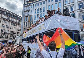Der Truck der Nordkirche zieht begleitet von vielen Unterstützer:innen und Schaulustigen durch die Hamburger Innenstadt. 