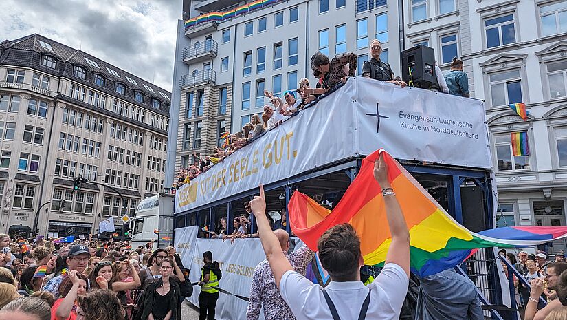 Der Truck der Nordkirche zieht begleitet von vielen Unterstützer:innen und Schaulustigen durch die Hamburger Innenstadt. 