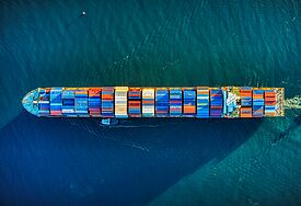 Luftaufnahme von einem Containerschiff.