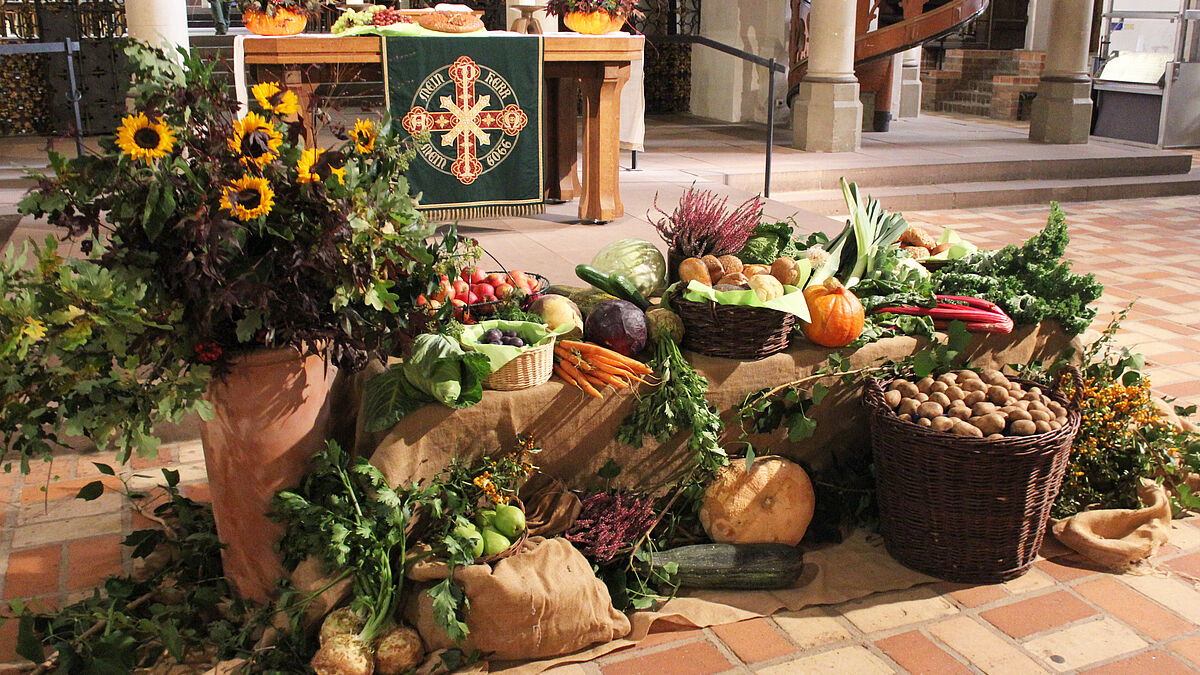 Einer von Tausenden in Deutschland: Der geschmückte Altar beim Erntedankgottesdienst zeigt die Dankbarkeit für die Gaben der Erde.