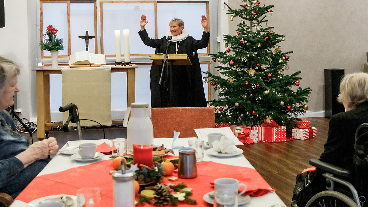 Bischöfin Fehrs feierte Gottesdienst mit Senioren und Seniorinnen in einem Altenpflegeheim.