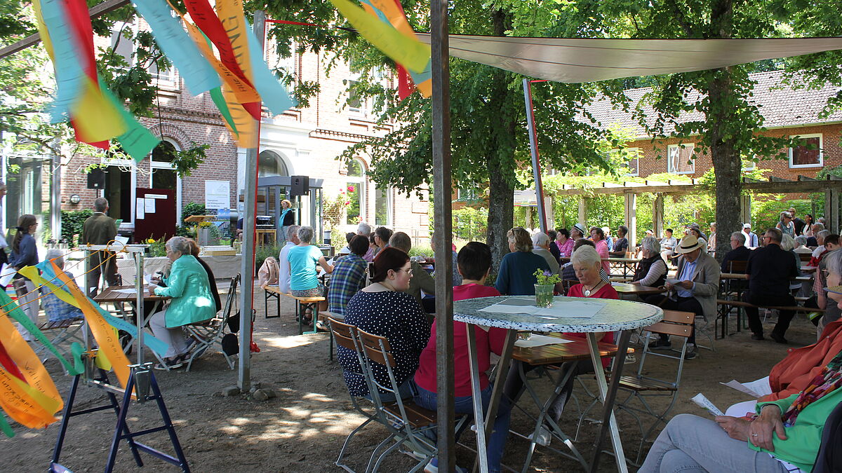 Bei herrlichem Sonnenschein waren die Sitzgruppen zur Eröffnung schon gut gefüllt.