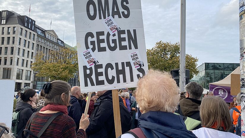 Mahnwache für Kirchenasyl Omas gegen Rechts in Hamburger Innenstadt