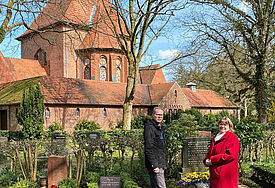 Pröpstin Almut Witt und Karsten Spitz-Fischer auf dem Kieler Friedhof Eichhof. 