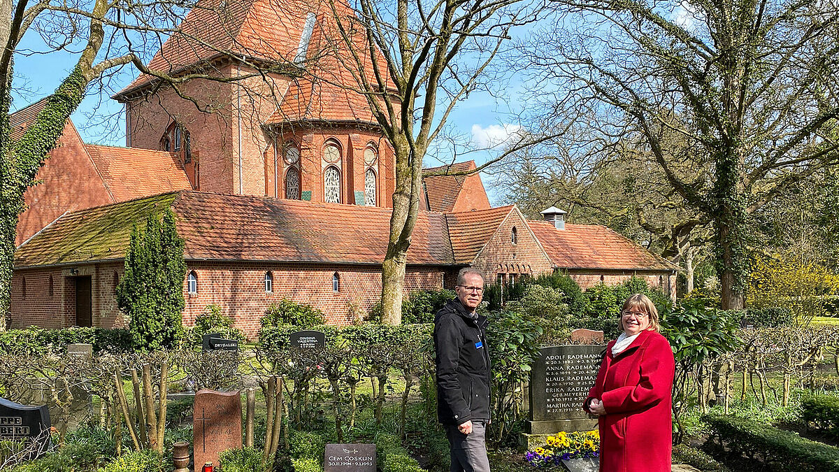 Aus Grabflächen wird nach und nach Parkland: Pröpstin Almut Witt und Karsten Spitz-Fischer stellen auf dem Kieler Friedhof Eichhof die Pläne für die veränderte Nutzung vor. 
