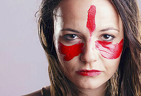 Frau mit rot bemaltem Gesicht 