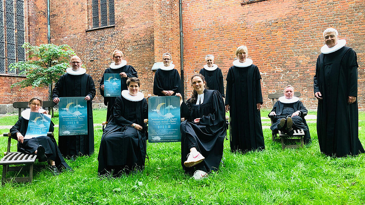 Die Innenstadtpastoren Nicola Nehmzow (St. Aegidien), Martin Klatt (Dom), Robert Pfeifer (St. Marien), Margrit Wegner (Dom), Christian Asmussen (Vertretungspastor an St. Marien), Maria Dietz (Vikarin am Dom), Bernd Schwarze (St. Petri), Kathrin Jedeck (St. Jakobi), Thomas Baltrock (St. Aegidien) und Lutz Jedeck (St. Jakobi) freuen sich auf die gemeinsame Reihe „Sommernachtsräume“ im Juli und August 2019. 