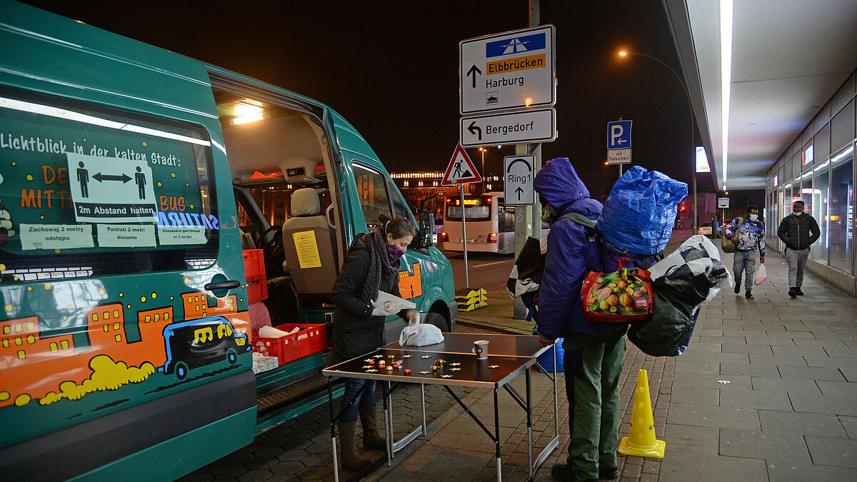 Ein warmes Getränk und ein paar nette Worte: Manche Gäste kommen mehrmals in einer Nacht zum Bus der Diakonie. Denn der Kontakt zu den Familien fehlt oft. 