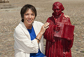 Margot Käßmann, Reformations-Botschafterin der EKD, mit einer roten Luther-Skulptur des Künstlers Ottmar Hörl © epd-bild