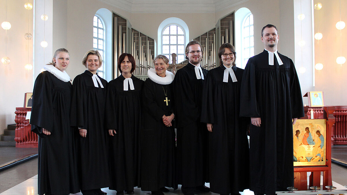 Bischöfin Kirsten Fehrs (Mitte) segnete in der Altonaer Hauptkirche St. Trinitatis Anne Mareike Müller (v.l.), Rinja Müller, Susanne Schumacher, Dr. Andreas Holzbauer, Zanda Ohff und René Goele ein