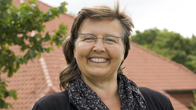 Porträts Andrea Streubier vor evangelischem Familienzentrum in St. Peter Ording Andrea Streubier vor evangelischem Familienzentrum in St. Peter Ording