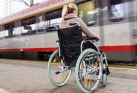 Reisen im Rollstuhl – das soll in Hamburg einfacher werden (Symbolfoto)
