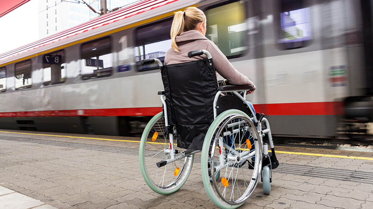 Reisen im Rollstuhl – das soll in Hamburg einfacher werden (Symbolfoto)
