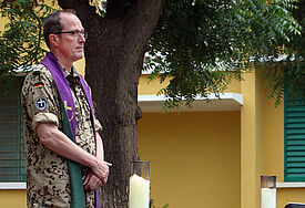 Militärpfarrer Andreas-Christian Tuebler aus Appen bei Hamburg bei einem Feldgottesdienst in Koulikoro in Mali (Archiv 2014)