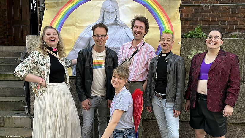 Das Team von St Moment beim Hamburger CSD 2025 vor Hauptkirche St. Petri Das Team von St Moment beim Hamburger CSD 2025 vor Hauptkirche St. Petri