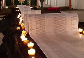 Jedes Jahr am Volkstrauertag wird in St. Jacobi derer gedacht, die auf ihrer Flucht nach Europa ums Leben gekommen sind. Eine mehr als 30 Meter lange Papierrolle zeugt davon. Eine private Initiative sammelt die Namen der Verstorbenen und listet tödliche Ereignisse auf. 