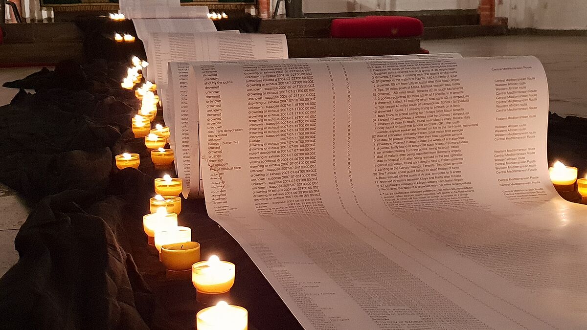 Jedes Jahr am Volkstrauertag wird in St. Jacobi derer gedacht, die auf ihrer Flucht nach Europa ums Leben gekommen sind. Eine mehr als 30 Meter lange Papierrolle zeugt davon. Eine private Initiative sammelt die Namen der Verstorbenen und listet tödliche Ereignisse auf. 