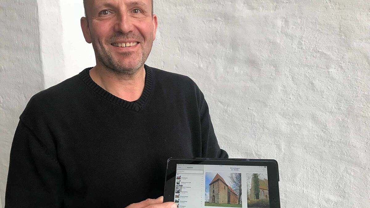 Kersten Koepcke zeigt die Kirchenfinder-App auf dem Tablet.