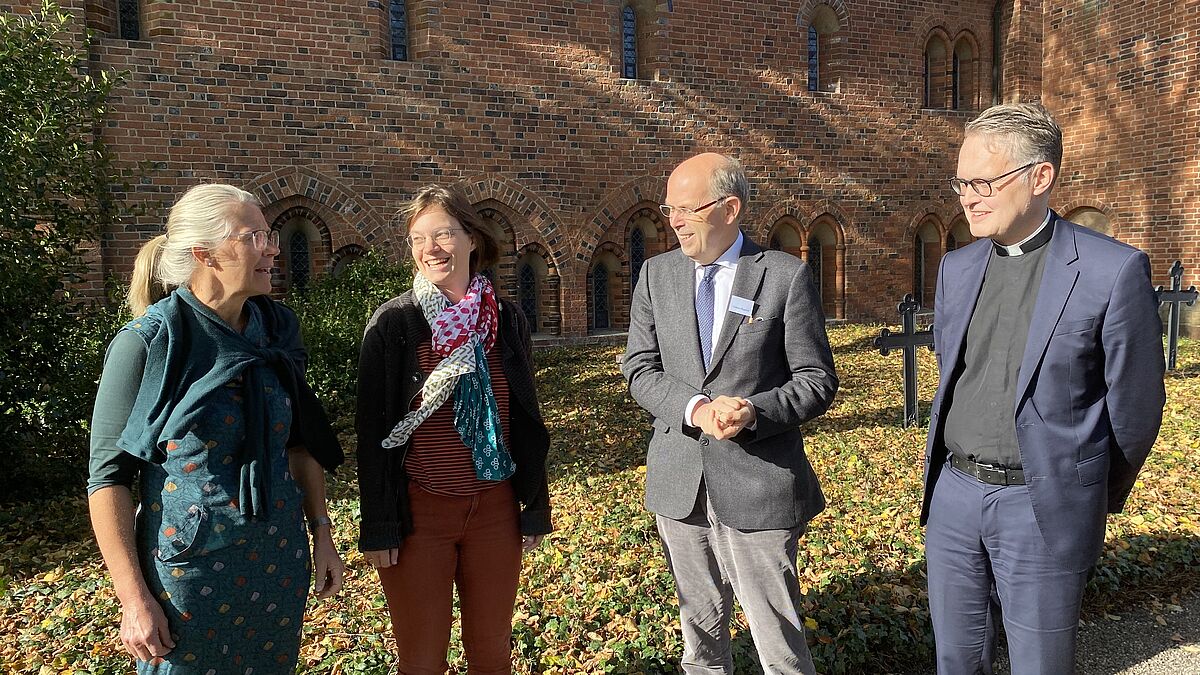 Teilnehmende der Konferenz im Gespräch: v.l.n.r. Cecilie Brask (Dänische Pastorin in Rendsburg), Jacobine Gelderloos (Potestant Church, Niederlande), Bischof Gothart Magaard (Nordkirche), Gōran Lundstedt (Reverend, theol. Dr Church of Sweden)