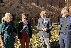 Teilnehmende der Konferenz im Gespräch: v.l.n.r. Cecilie Brask (Dänische Pastorin in Rendsburg), Jacobine Gelderloos (Potestant Church, Niederlande), Bischof Gothart Magaard (Nordkirche), Gōran Lundstedt (Reverend, theol. Dr Church of Sweden)