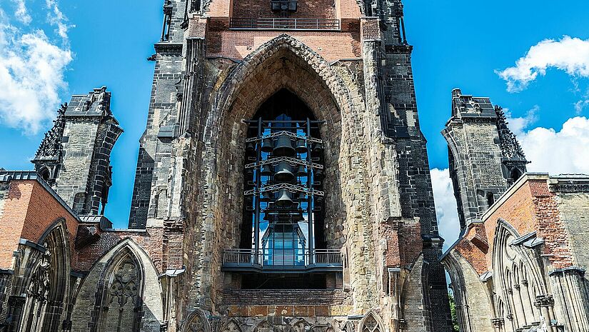 Das Carillon am Mahnmal St. Nikolai hat seinen Platz an der Stelle am Kirchturm, wo vor der Zerstörung der Kirche 1943 die Orgel stand. Vom Gelände des ehemaligen Kirchenschiffes aus frei einsehbar hängen hier 51 Glocken mit einem Gesamtgewicht von 13 Carillon-Glocken im Kirchturm des Mahnmals St. Nikolai.