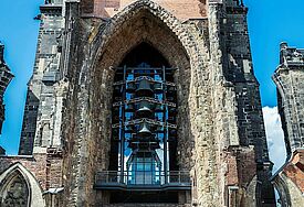 Carillon-Glocken im Kirchturm des Mahnmals St. Nikolai.